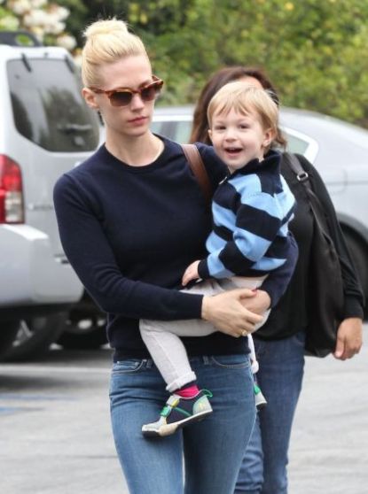 January Jones is a single mother in 2021.